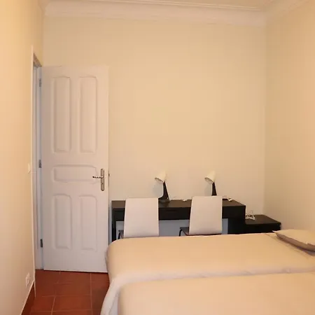 Subway Connection To The Airport Apartment *